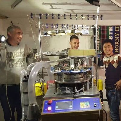 Πλήρως ηλεκτρονικευμένη κυκλική πλεκτική μηχανή για την κατασκευή καπέλων και μαντήλων