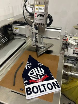 Μεγάλη ταχύτητα 9 ιντσών πλάτος πλέξιμο 7 GG Overlock ραπτομηχανή για πλεγμένο χειμερινό καπέλο καπέλα