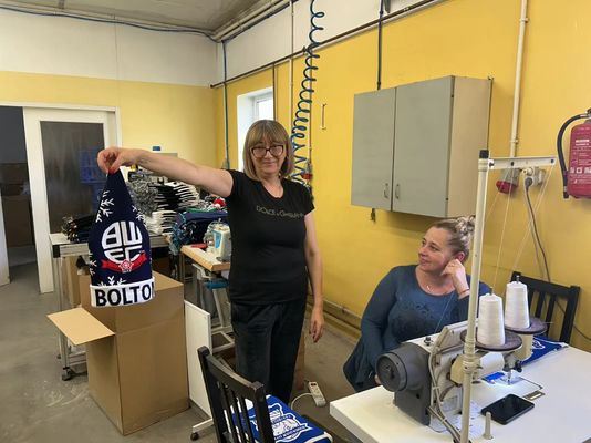 Επαγγελματική βιομηχανική ραπτομηχανή Opek 300HS ιδανική για την παραγωγή καπέλων